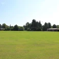 SportplatzSteinbeck.JPG Der weiläufige Sportplatz in Steinbeck liegt eingebettet zwischen Bäumen und Feldern.