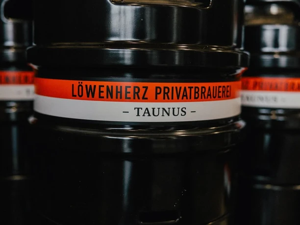 Privatbrauerei Löwenherz Fässer.jpg