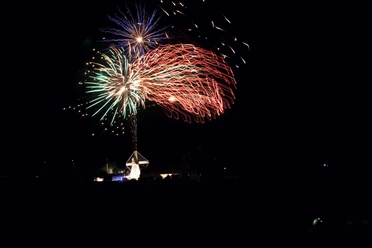 Feuerwerk an der Büschings Mühle Feuerwerk erhellt den Nachthimmel über Büschings Mühle, helle Farben explodieren in Formationen.