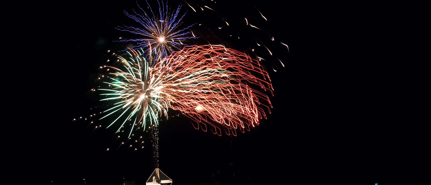 Feuerwerk an der Büschings Mühle Feuerwerk erhellt den Nachthimmel über Büschings Mühle, helle Farben explodieren in Formationen.