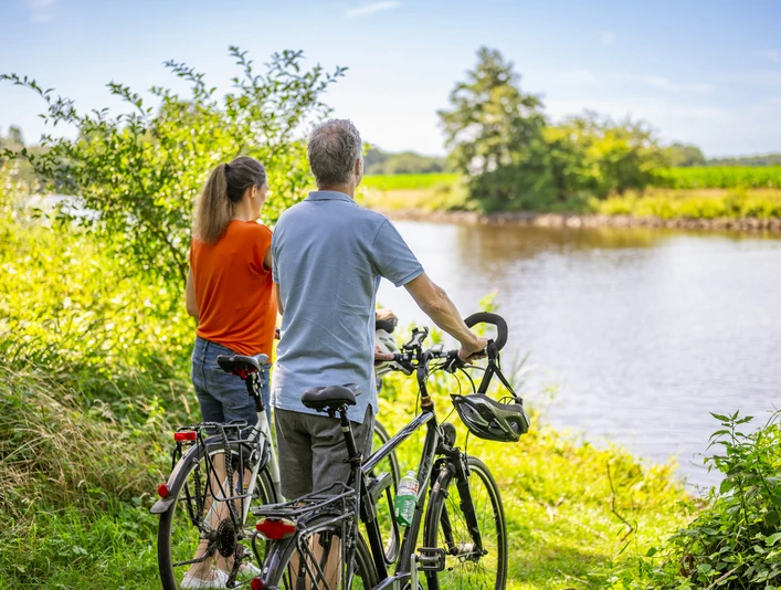 Radfahrende an der Ems, Emsland-Route ©Emsland Tourismus GmbH (4).jpg