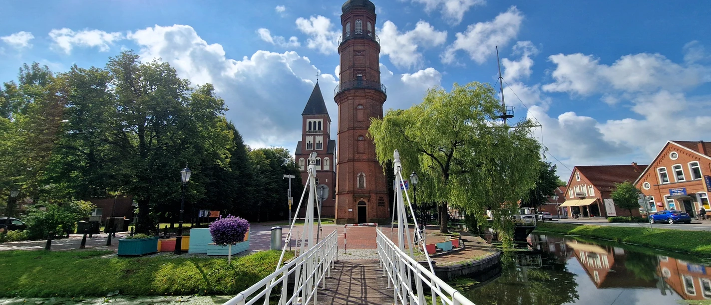 Alter Turm in Papenburg ©papenburglocals GmbH.jpg Roter Backsteinturm in Papenburg an einem sonnigen Tag, gesehen über eine kleine Brücke am Kanal.
