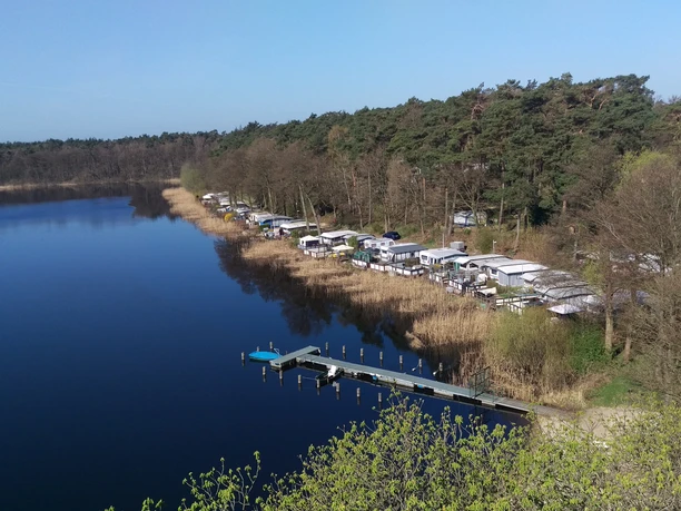 Campingplatz am Gudower See_Stellplätze am See Der Campingplatz am Gudower See liegt malerisch am Ufer, umgeben von dichten Wäldern und Wasser.