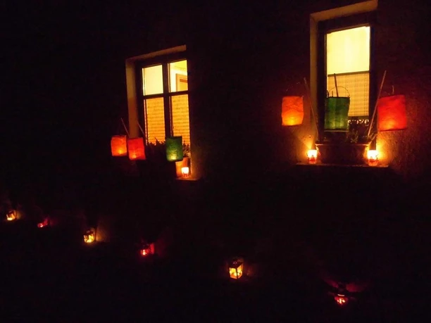 Haus mit Lampions geschmückt