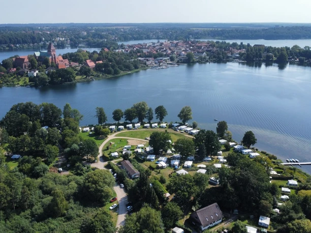 Campingplatz Schwalkenberg Der Campingplatz Schwalkenberg liegt an einem See, mit grün umgebenen Wohnwagen und Zelten.