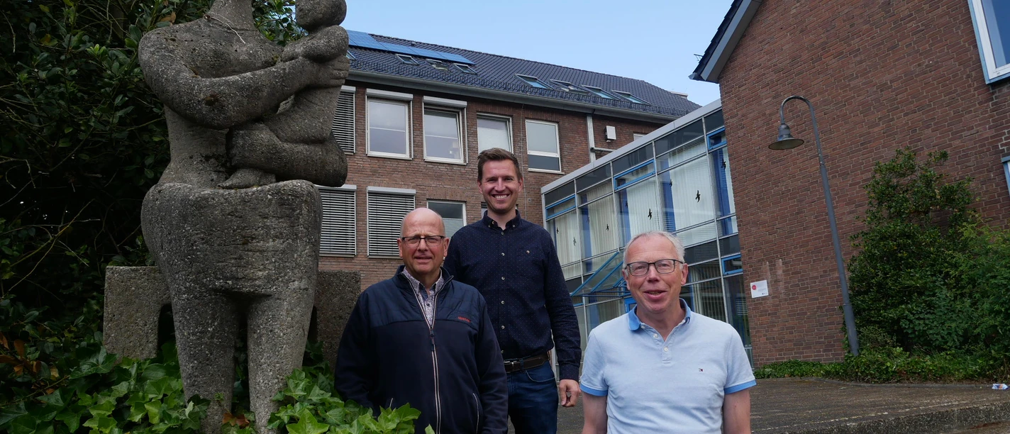 Neben der Statue von Mutter und Kind, die eng mit dem Thema Besiedlung zu tun hat: Hannes Wefers (von links), Johannes Griesen und Helmut Hermsen.