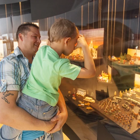 MdT_Fotos_BUR-003_Miniwelt_Vater_und_Sohn.jpg