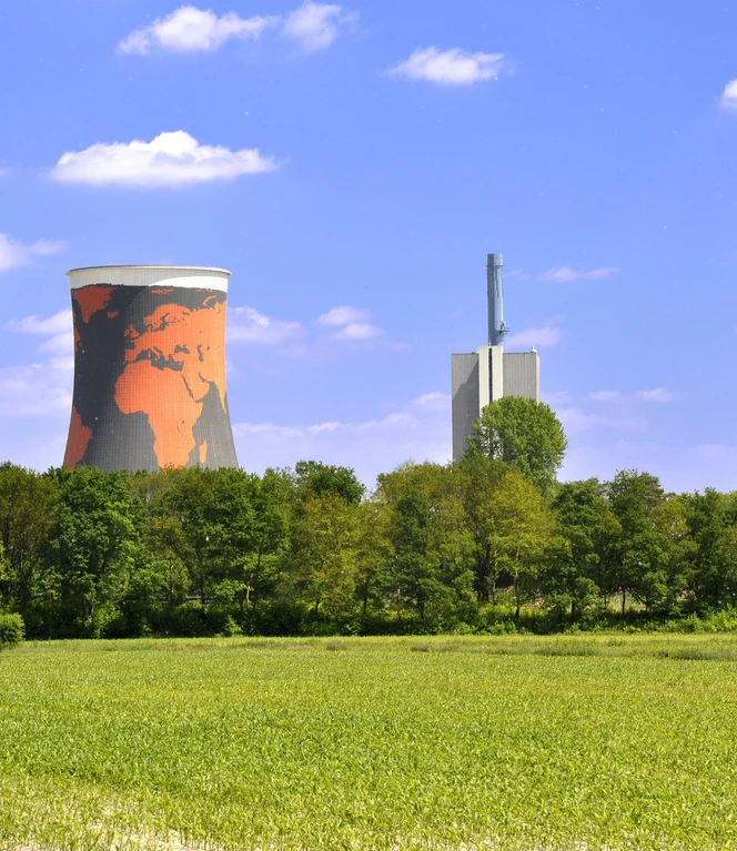 Kühlturm vom Kraftwerk Meppen-Hüntel mit Weltkarte des Künstlers Christoph Rihs ©Emsland Tourismus GmbH.jpg