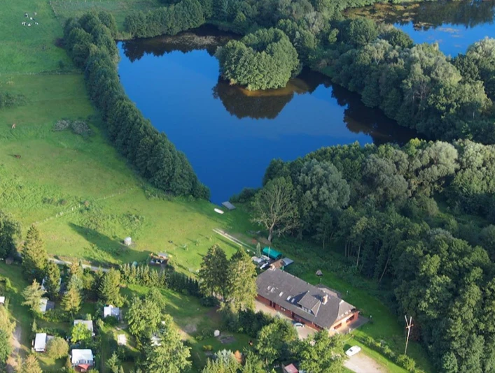 Campingplatz Zur Fähre Der Campingplatz Zur Fähre liegt an einem ruhigen See, umgeben von grünen Wiesen und Wald.