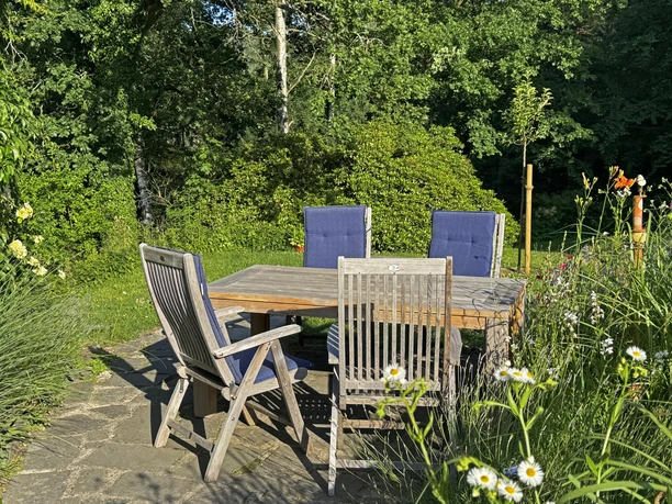 Sitzplatz Südseite im Garten