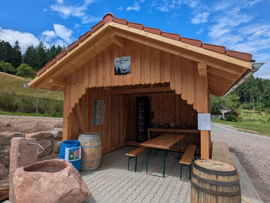 Blick auf die Rasthütte