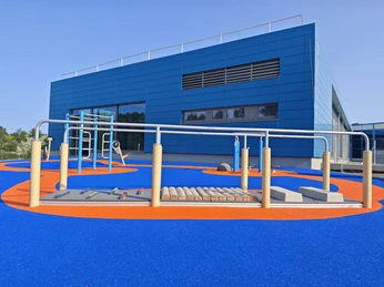 Fitnessparcours Blick auf den Fitnessparcours im Lausitzbad HoyerswerdaView of the fitness trail in the Lausitzbad HoyerswerdaPohled na fitness hřiště v Lužických horách HoyerswerdaWidok na pole fitness w ośrodku Lausitzbad HoyerswerdaUitzicht op de fitnessbaan in het Lausitzbad HoyerswerdaVista sul percorso fitness del Lausitzbad Hoyerswerda