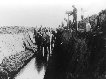 Das Moor musste zunächst trockengelegt werden, um es kultivieren zu können. Gräben mit fast senkrechten Böschungen entstanden