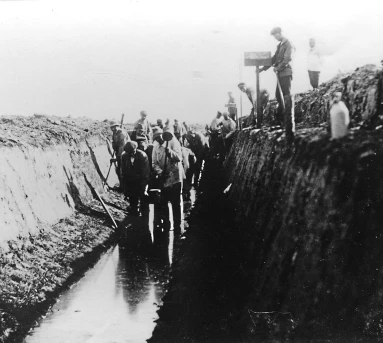 Das Moor musste zunächst trockengelegt werden, um es kultivieren zu können. Gräben mit fast senkrechten Böschungen entstanden