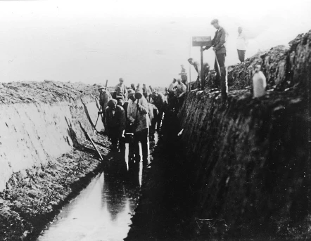 Das Moor musste zunächst trockengelegt werden, um es kultivieren zu können. Gräben mit fast senkrechten Böschungen entstanden