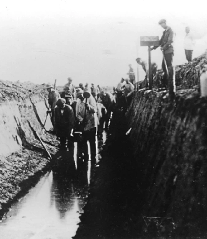 Das Moor musste zunächst trockengelegt werden, um es kultivieren zu können. Gräben mit fast senkrechten Böschungen entstanden Arbeiter graben tiefe Entwässerungsgräben im Moor, um das Land für Ackerbau nutzbar zu machen.