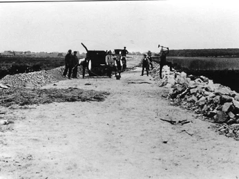 Für den Straßenbau wurde das Moor bis auf den Sanduntergrund ausgekoffert. Nach der Entwässerung folgten Feldwegeund Straßenbau.