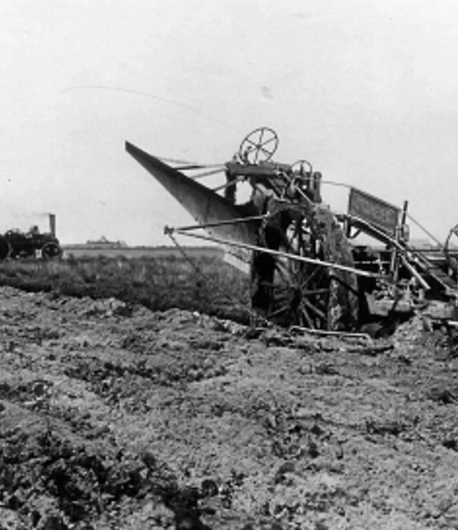 Ein Tiefkuhlpflug, Baujahr 1948 im Einsatz Landwirte bedienen einen Tiefkühlpflug von 1948, der Moorboden in fruchtbares Ackerland verwandelt.