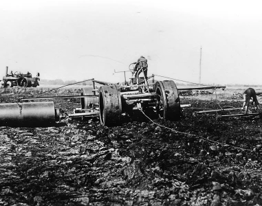 Wie beim Pflügen wurden ebenso Moortellerscheibeneggen mit seitlich angehängter Walze (l.) und Egge (r.) genutzt, ebenfalls durch Lokomobile gezogen.