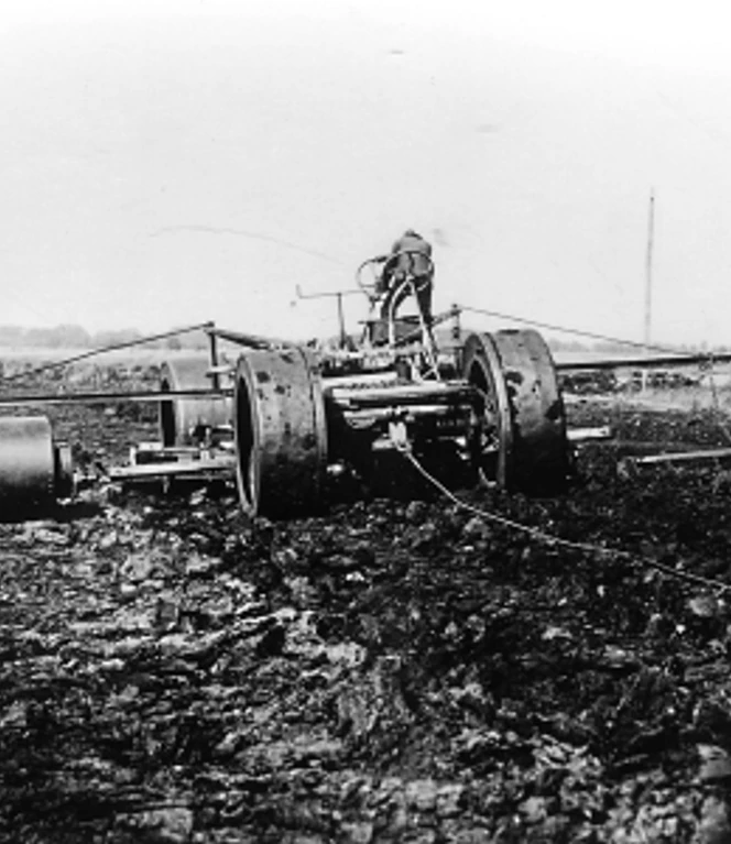 Wie beim Pflügen wurden ebenso Moortellerscheibeneggen mit seitlich angehängter Walze (l.) und Egge (r.) genutzt, ebenfalls durch Lokomobile gezogen. Historische Moortellerscheibenegge mit Walze und Egge beim Pflügen, gezogen von einer Lokomobile.