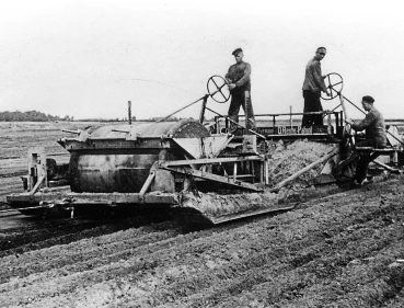 Um eine ebene Oberfläche für den späteren Ackerboden zu bekommen, mussten die gepflügten Flächen mittels eines entsprechenden Erdhobels geebnet werden.