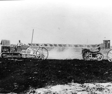 Feldbahnen schafften Kalk heran, der ausgestreut wurde. Nachdem der tiefgepflügte Boden soweit hergerichtet war, war die Moorverwaltung für die weitere Bearbeitung zuständig.