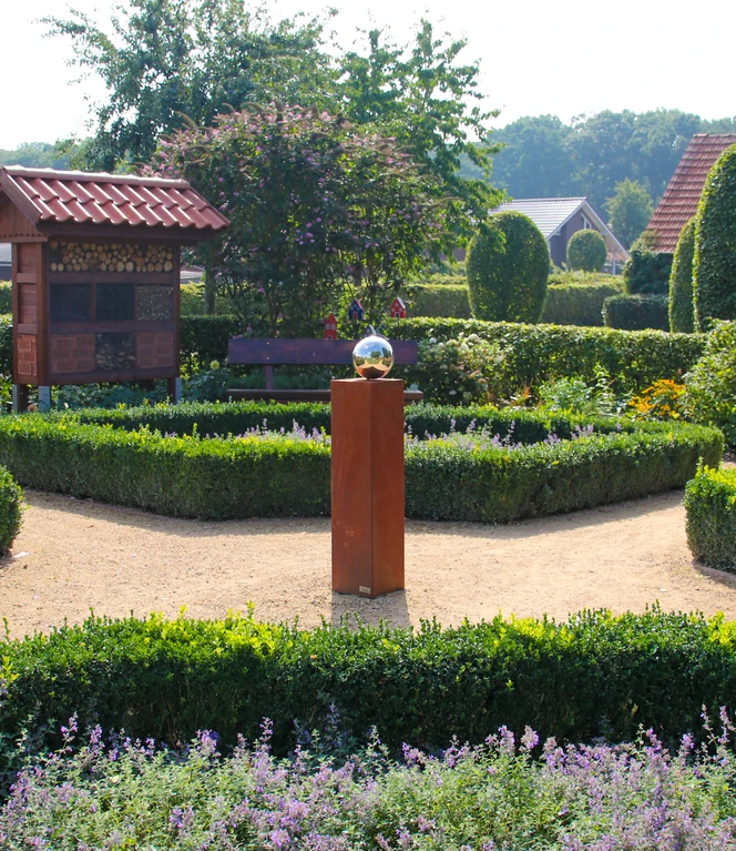 Direkt hinter dem Rathaus in Lorup liegt ein Bauerngarten mit angeschlossener Streuobstwiese.