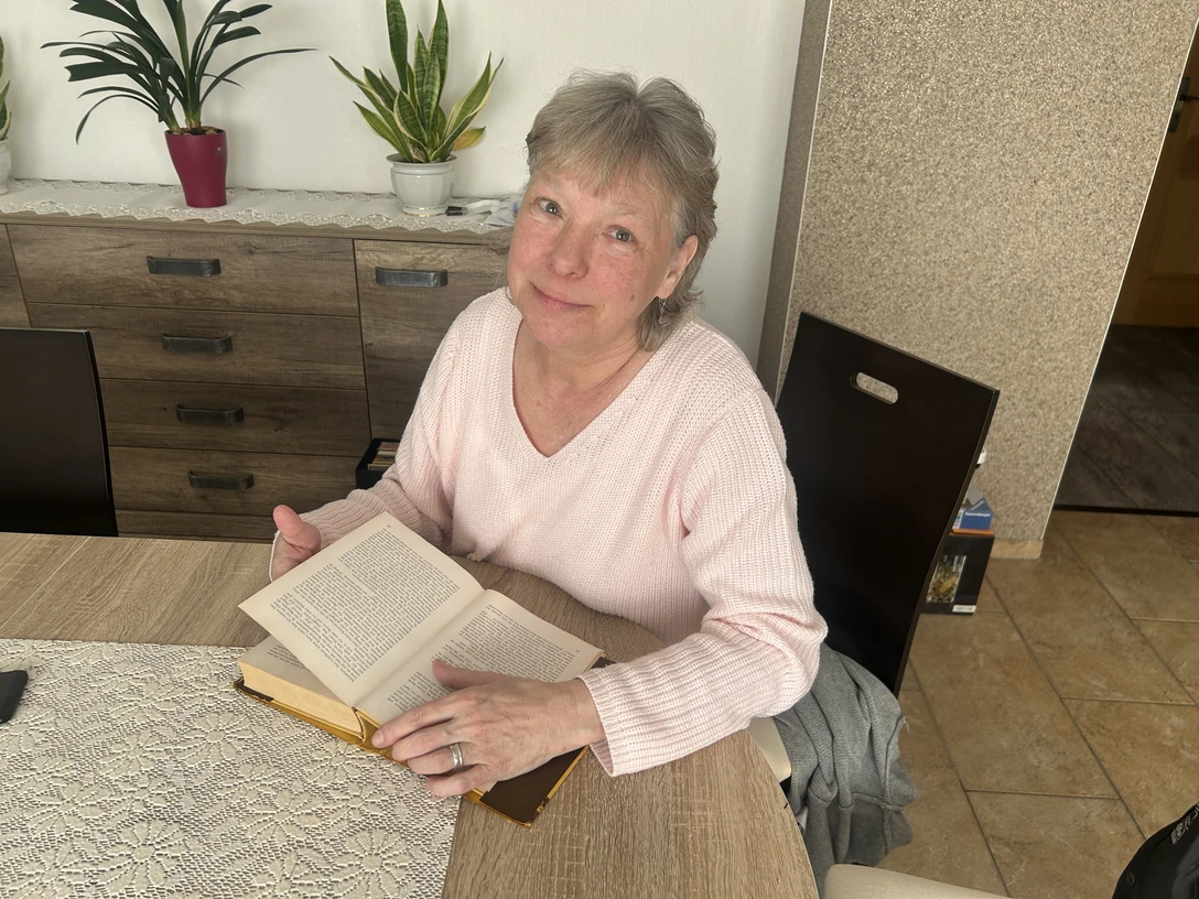 Ida Freud mit einem der Bücher von Bernhard Ficken, die ihr ihr Vater hinterlies..