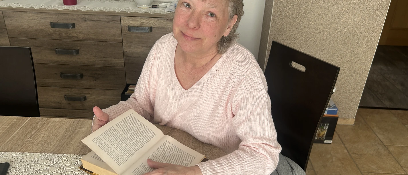 Ida Freud mit einem der Bücher von Bernhard Ficken, die ihr ihr Vater hinterlies..