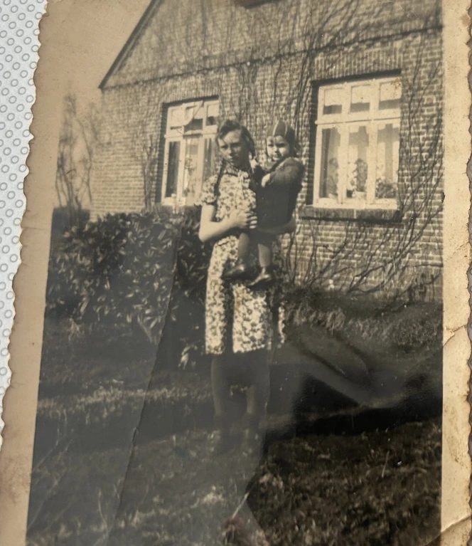 Ida Freunds Mutter Sophia während ihrer ersten Einstellung auf einem Hof..