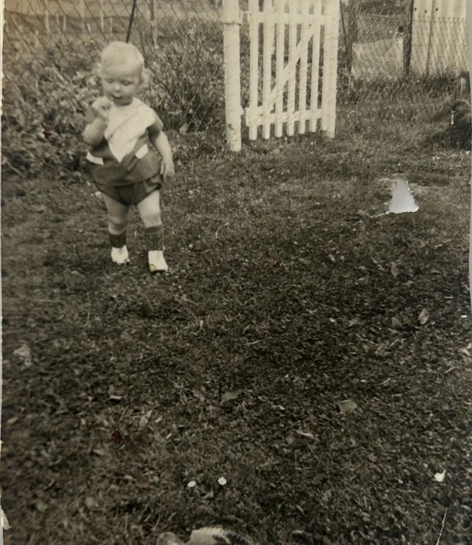 ''Da hatte ich gerade Laufen gelernt und war in unserem Garten unterwegs'', lacht Ida..