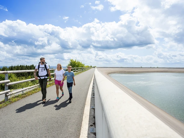 Familie wandert am Oberbecken Eine Familie wandert entlang des Oberbeckens