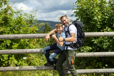 Vater mit Sohn am Oberbecken Vater mit Sohn am Oberbecken in Rönkhausen
