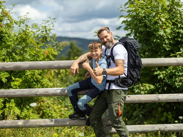 Vater mit Sohn am Oberbecken Vater mit Sohn am Oberbecken in Rönkhausen