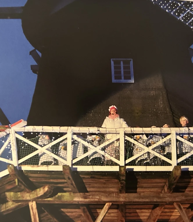 Elisabeth Schmitz tritt als Frau Holle bei Meyers Mühle auf und begeistert Jung und Alt..