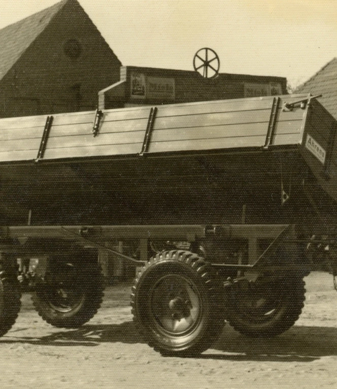 Mit dem von ihm selbst konstruierten Kipper setzte Heinrich Wester bereits in den 1950er Jahre Maßstäbe in der Entwicklung landwirtschaftlicher Geräte. Familie-Wester-Sammlung