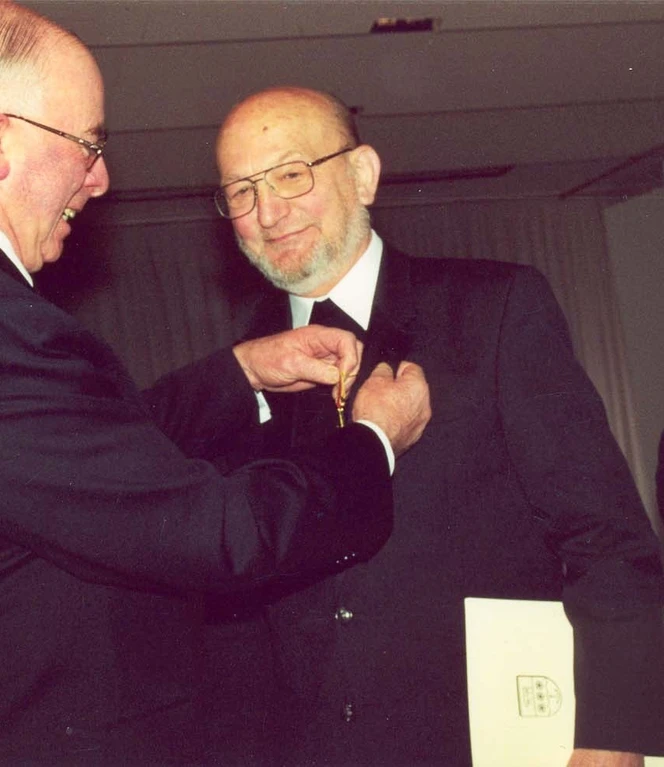 1999 Bundesverdienstkreuz an P. Meyer-Schene.jpg