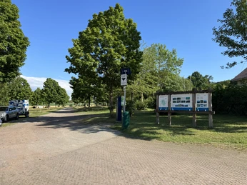 Informationsschild und Parkplatz Rehbach