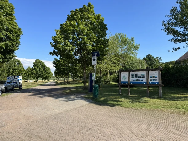 Informationsschild und Parkplatz Rehbach