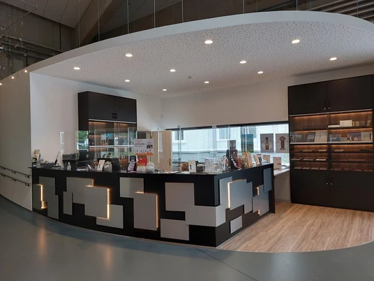 Touristinformation Museum Velbert-Mitte.jpg Die Touristinformation Velbert-Mitte mit modernem Empfangstresen, Broschüren und informativer Atmosphäre.