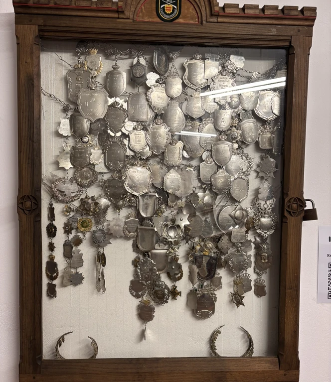 Zahlreiche Königsketten der Schützenvereine in der Schatzkammer.JPEG