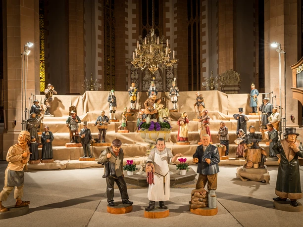 Bergmaennische_Krippe_St.Annen-084_Bergmannsadvent 6.12.2015 Dirk Rückschloss.jpg Eine Weihnachtskrippe mit vielen handgeschnitzten Bergmannsfiguren in einer Kirche.