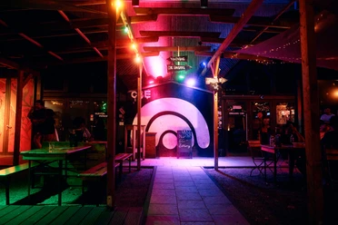 Club Bahnhof Ehrenfeld Farbig beleuchteter Open-Air-Bereich des Club Bahnhof Ehrenfeld, verleiht stimmungsvolle Festivalatmosphäre.