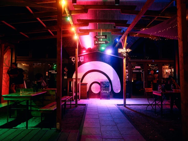 Club Bahnhof Ehrenfeld The colorfully illuminated open-air area at Club Bahnhof Ehrenfeld creates an atmospheric festival atmosphere.