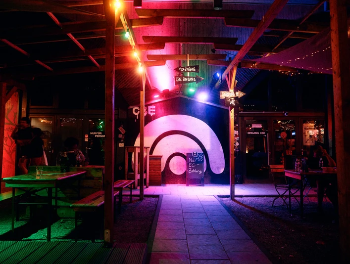 Club Bahnhof Ehrenfeld Farbig beleuchteter Open-Air-Bereich des Club Bahnhof Ehrenfeld, verleiht stimmungsvolle Festivalatmosphäre.The colorfully illuminated open-air area at Club Bahnhof Ehrenfeld creates an atmospheric festival atmosphere.