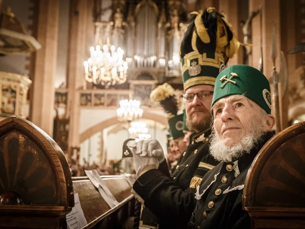 Bergmaennische_Krippe_St.Annen-023_Bergmannsadvent 6.12.2015 Dirk Rückschloss.jpg Bergleute in traditioneller Uniform beim Adventsgottesdienst in festlich geschmückter Kirche.