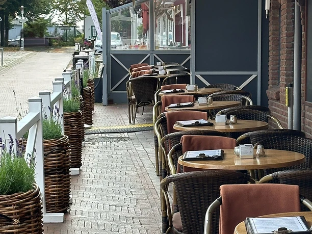 buesum_Restaurant_mit_Café_am_Park_außen_dobbertin.jpeg