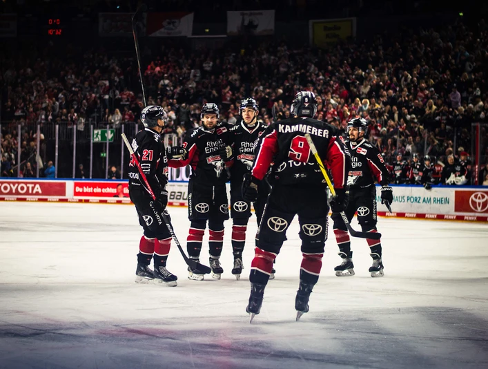 Kölner Haie Fünf Eishockeyspieler der Kölner Haie stehen in voller Ausrüstung auf dem Eis in der Lanxess Arena.Five Cologne Sharks ice hockey players in full gear on the ice in the Lanxess Arena.