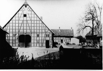 Lahder Meyerhöfe Schwarzweiß-Fotografie eines historischen Fachwerkhofes mit großem Scheunentor und Nebengebäuden.