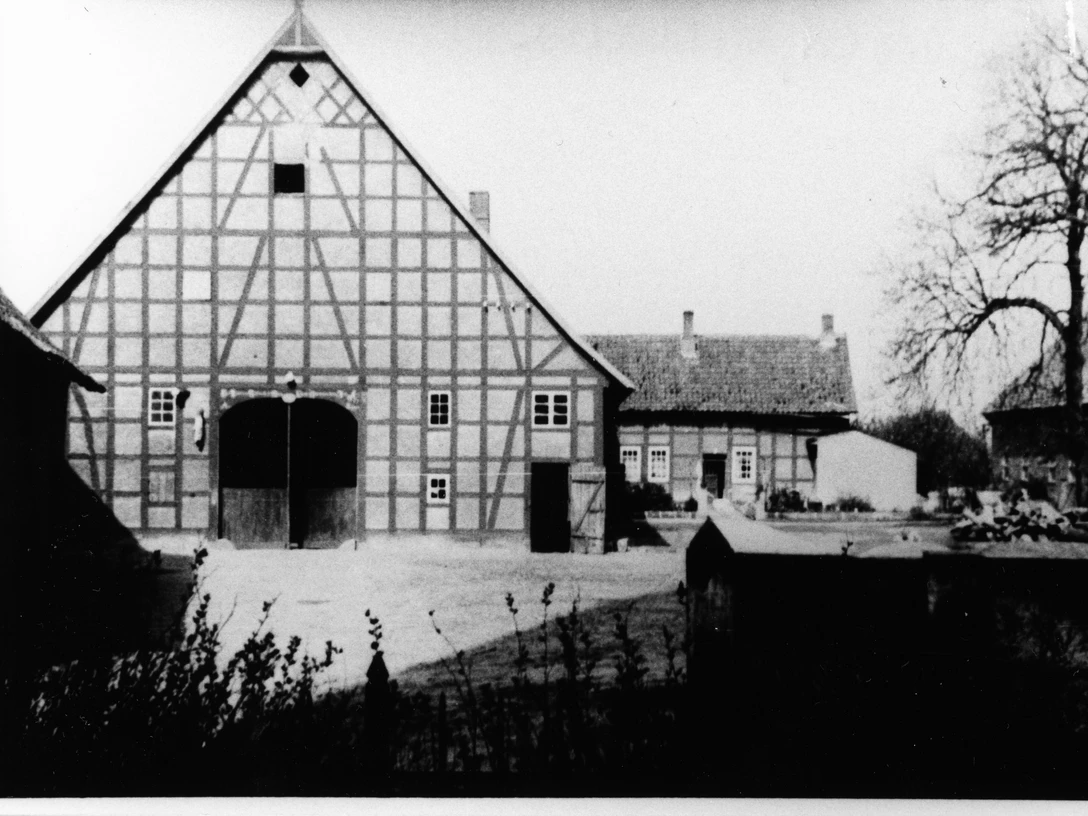 Lahder Meyerhöfe Schwarzweiß-Fotografie eines historischen Fachwerkhofes mit großem Scheunentor und Nebengebäuden.